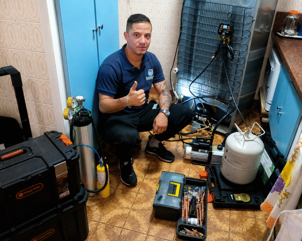 Técnico especializado realizando conserto de espositora no ABC